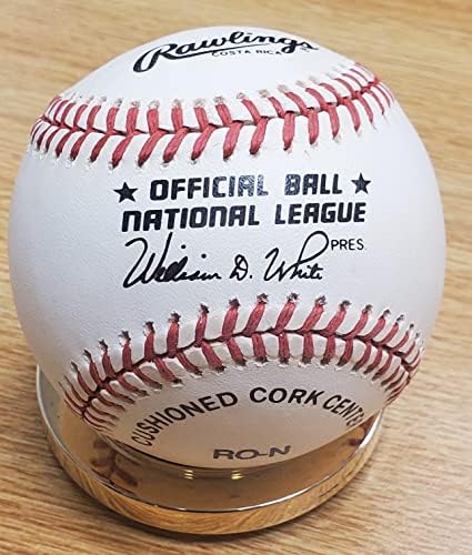 Официален представител на Националната лига бейзбол Уес Чембърлейн с автограф
