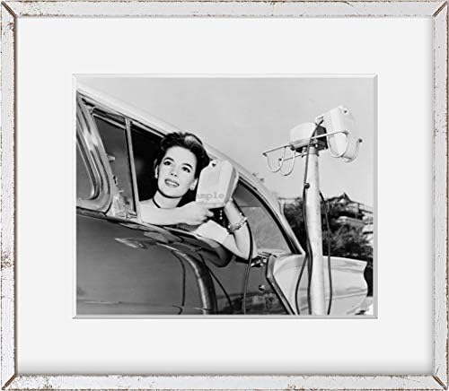 БЕЗКРАЙНИ СНИМКИ Снимка: Натали Ууд, Динамиката на новото кино Drive-in, прозорци на коли, Холивуд,Калифорния,1957