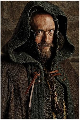 Викингите Джордж Благден в ролята на Ательстана отблизо В Cloak 8 х 10 Снимка